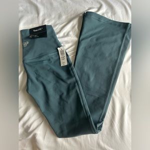 Aritzia TNA TNALIFE™ CHEEKY FLARE HI-RISE LEGGING
